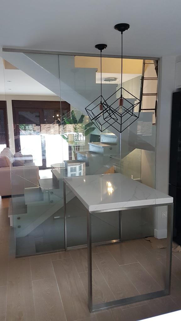 Cerramiento-de-cristal-cocina-acero-inoxidable