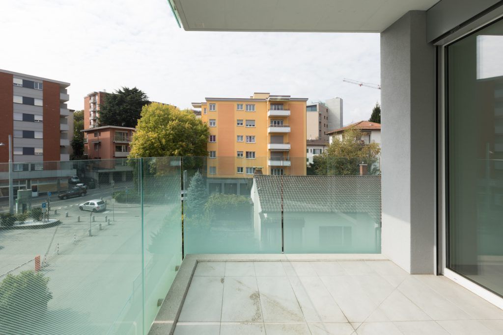 Barandilla-de-cristal-en-terraza