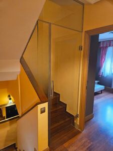 Cerramiento-cristal-para-escalera-con-puerta-cristal