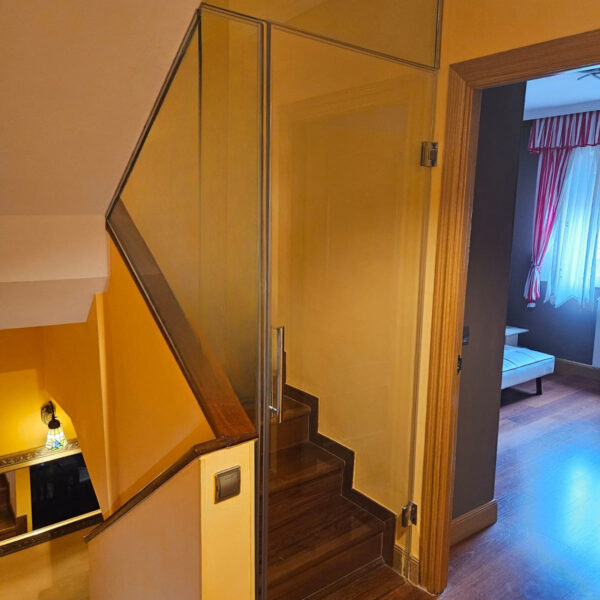 Cerramiento-cristal-para-escalera-con-puerta-cristal