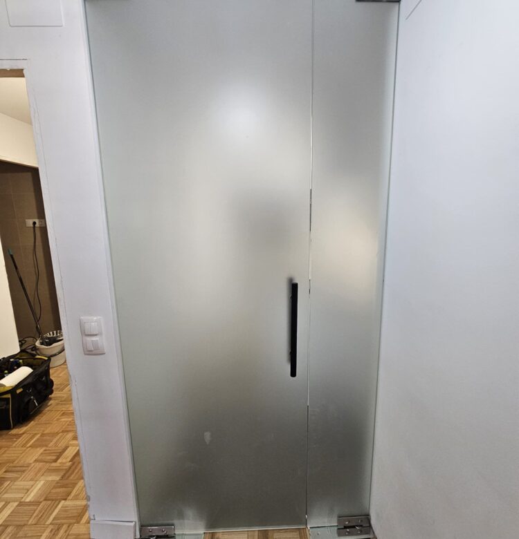 Puerta-de-cristal-mate-para-cocina-con-freno-automatico